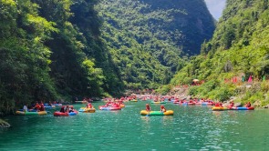 湖北恩施：生态漂流享清凉